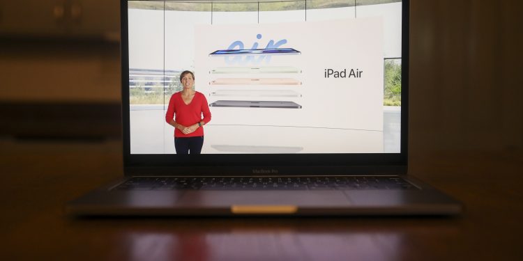 Novo CEO da Apple começa a montar sua equipe e vai trazer executiva de hardware aposentada de volta à companhia