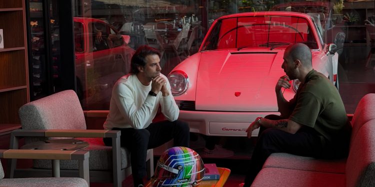 Novo restaurante da Porsche em São Paulo tem carros raros no meio do salão; veja imagens