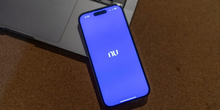 Nubank fora do ar? Internautas reclamam de falhas em acesso