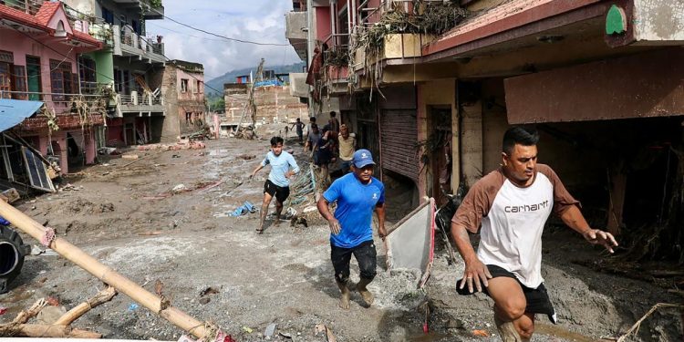 Número de mortos após enchentes e deslizamentos entre Nepal e Tibete passa de 180; cerca de 1,3 mil seguem desaparecidos