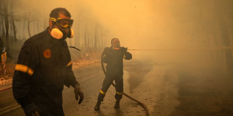 Número de mortos pelos incêndios na Grécia aumenta à medida que as chamas se alastram