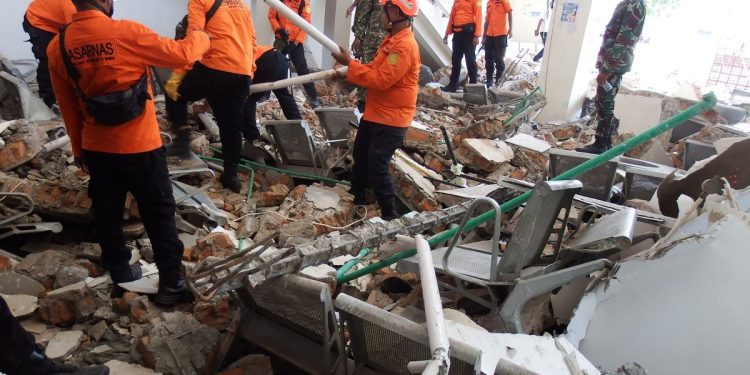 Número de mortos sobe para 47 após terremoto de magnitude 7,7 na Indonésia