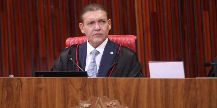Nunes Marques defende "robustez" do sistema de votação em meio a pressão para reação do TSE a ataques às urnas