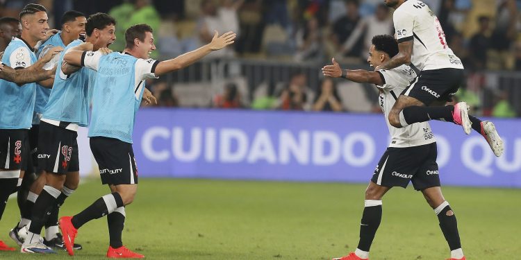 Nuno Moreira diz que primeiro tempo do Vasco contra o Fluminense foi 'impecável' e que equipe teve 'muito coração' no jogo