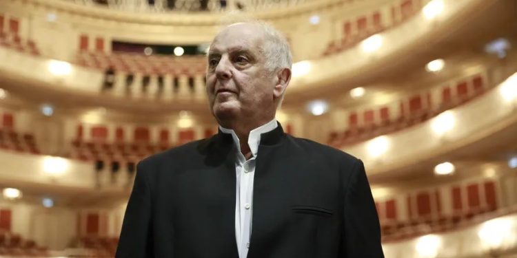 O Parkinson fez Daniel Barenboim se afastar dos palcos, mas agora ele está de volta