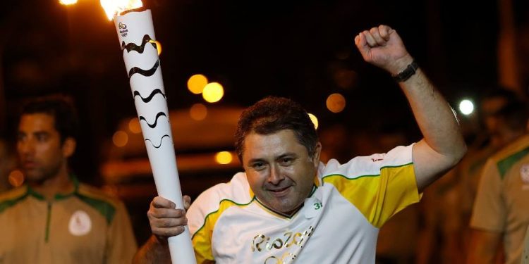 O dia em que o "churrasqueiro do bar aqui de trás" carregou a tocha olímpica