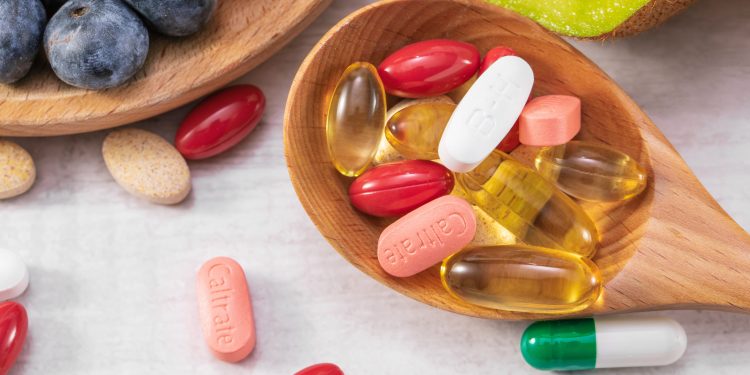 O horário em que você toma suplementos importa? Veja o que dizem as evidências
