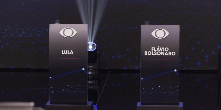 O que Lula e Flávio Bolsonaro fizeram durante debate presidencial da Band