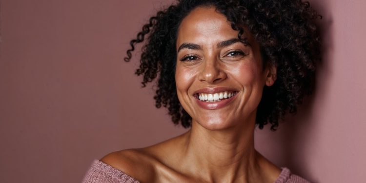 O que muda na pele negra durante a menopausa? Entenda