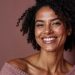 O que muda na pele negra durante a menopausa? Entenda
