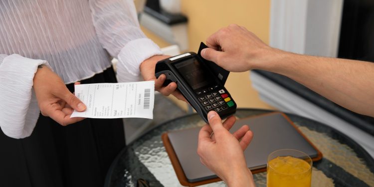 O que pode estar por trás do hábito de guardar recibos na carteira? Psicólogos explicam
