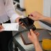 O que pode estar por trás do hábito de guardar recibos na carteira? Psicólogos explicam