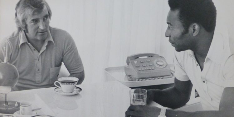 O que tem a ver Pelé com Lesley-Ann Jones, a biógrafa de Freddie Mercury que vem para a Bienal paulista?