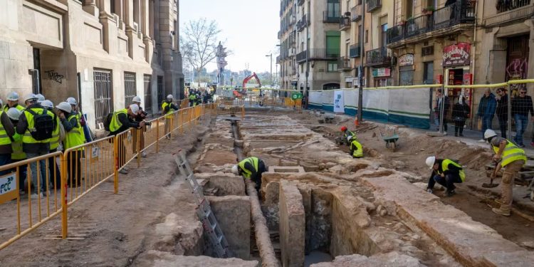 Obras em rua de Barcelona revelam casas medievais e tesouro escondido sob o asfalto