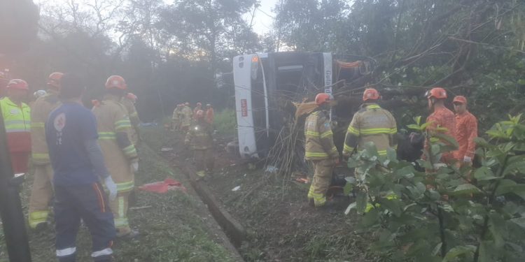 Oito pessoas morrem após ônibus com 47 passageiros tombar na BR-040, em Petrópolis