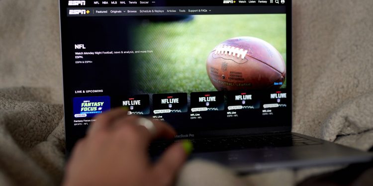 Onde é o jogo? Fãs podem gastar até US$ 2 mil em um ano para acompanhar seus times