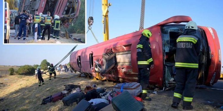 Ônibus com turistas sai de rodovia e tomba na Hungria; 12 pessoas morrem e dezenas ficam feridas
