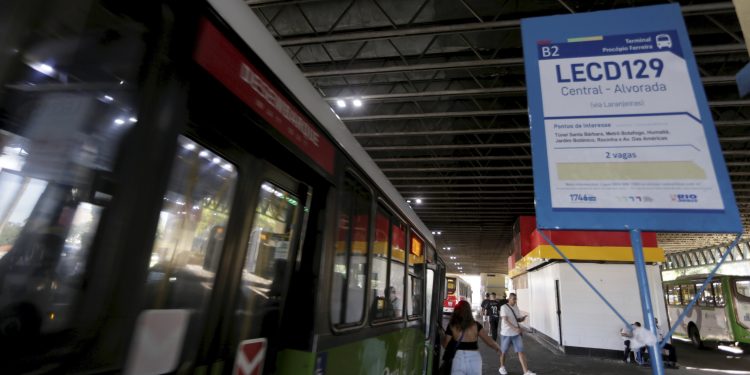 Ônibus do Rio viram 'sopa de letrinhas' com LECD, SV, SR e outras siglas; saiba o que significa cada uma