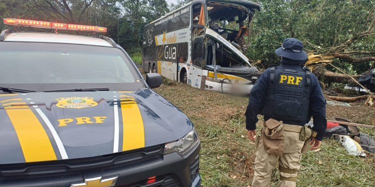 Ônibus que tombou em Petrópolis e matou dez pessoas fazia transporte clandestino, diz ANTT