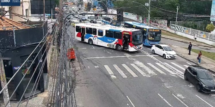 Ônibus são sequestrados e usados como barricadas em Cascadura