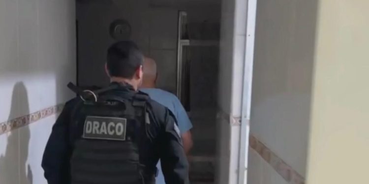 Operação mira organização criminosa que abastecia presos com drogas e celulares