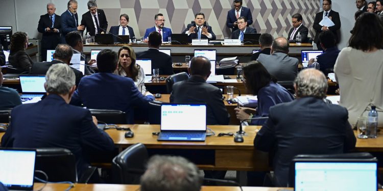 Oposição articula e tenta levar PEC do fim da 6x1 a outras comissões antes da votação do relatório