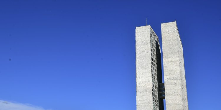 PECs do fim da escala 6x1 e da Segurança chegam à CCJ do Senado