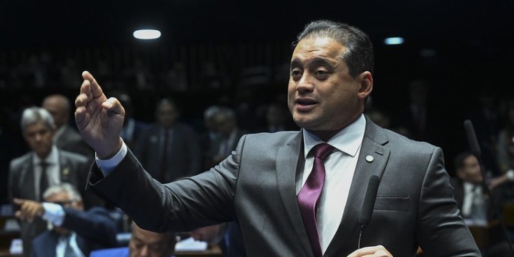 PF aponta apreensão de R$ 1 milhão em dinheiro vivo em investigação que mira senador