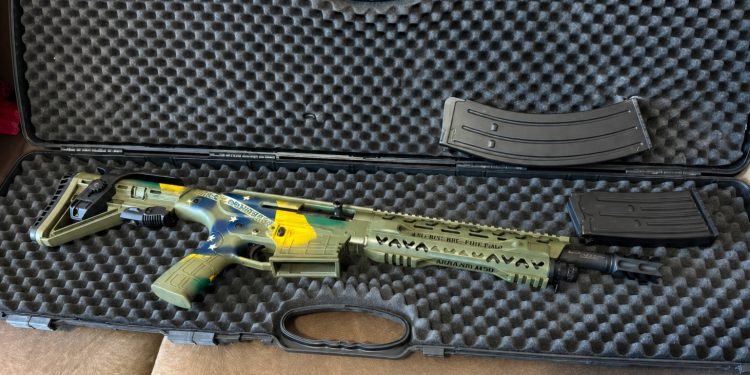 PF pede a Moraes que decida sobre destino de armas de Bolsonaro; veja espingarda presenteada a ex-presidente