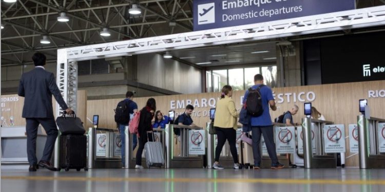 PF prende mulher por furtar bagagens na área restrita do Aeroporto do Galeão