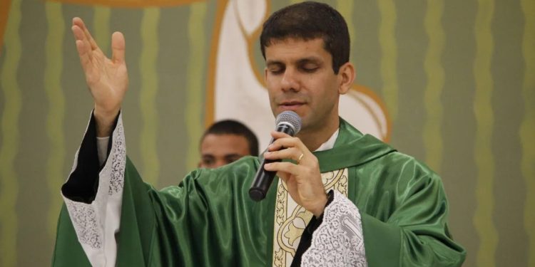 Padre do interior de SP é excomungado após aderir a grupo que desafia autoridade do papa Leão XIV