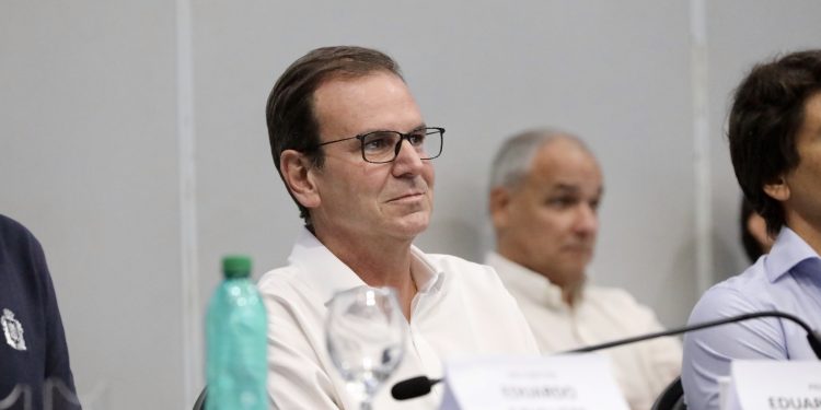 Paes ironiza Garotinho após decisão do TRE-RJ suspender repasses e propaganda eleitoral do rival: 'Palhaço do picadeiro'