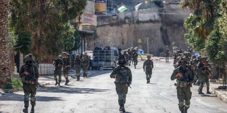 Palestinos são orientados a deixar casas em vilas sitiadas por colonos na Cisjordânia; embaixador dos EUA critica cerco