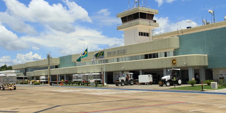 Passageiros são retirados de avião pela PF após brincadeira sobre bomba em Foz do Iguaçu