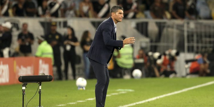 Pedro Emanuel mostra satisfação com primeiro tempo 'quase perfeito' em classificação do Vasco contra o Fluminense