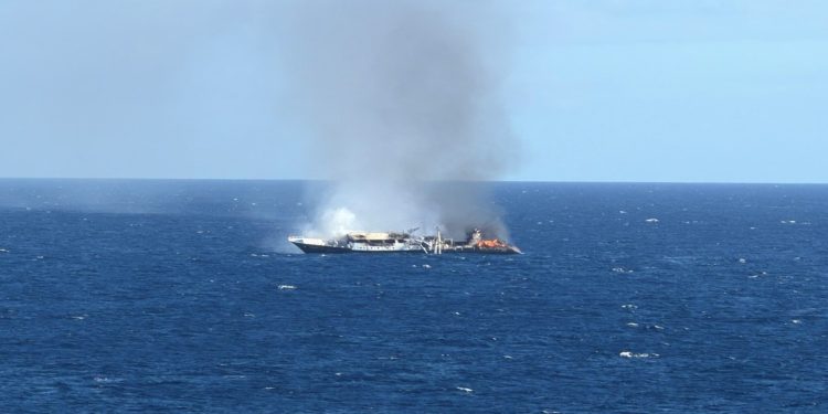Pesqueiro equatoriano pega fogo perto das Galápagos; 27 tripulantes foram resgatados