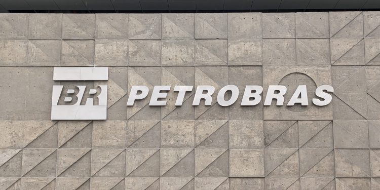 Petrobras deixa de vender combustíveis à distribuidora com possível ligação com PCC