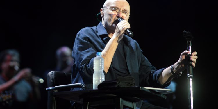 Phil Collins fala sobre período de alcoolismo severo: 'Tomava vinho no café da manhã'