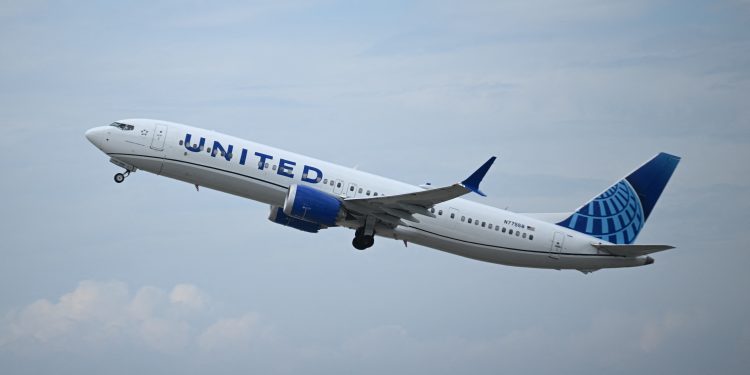 Piloto da United xinga comissários, voz vaza pelo sistema de som e é ouvida por passageiros em voo de 15 horas
