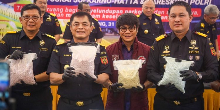 Piloto preso com mais de 70 mil comprimidos de ecstasy na Indonésia já transportou drogas outras duas vezes