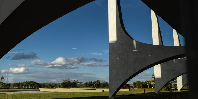 Planos de governo dos presidenciáveis ampliam promessas na área econômica, mas não detalham impacto nas contas públicas