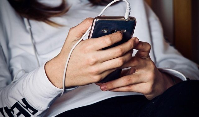 Plataformas de IA de companhia permitem conversas de teor sexual com menores em violação ao ECA Digital, aponta pesquisa