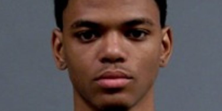 Polícia captura suspeito por tiroteio em universidade; jovem de 19 anos foi achado em armário após 'caçada'