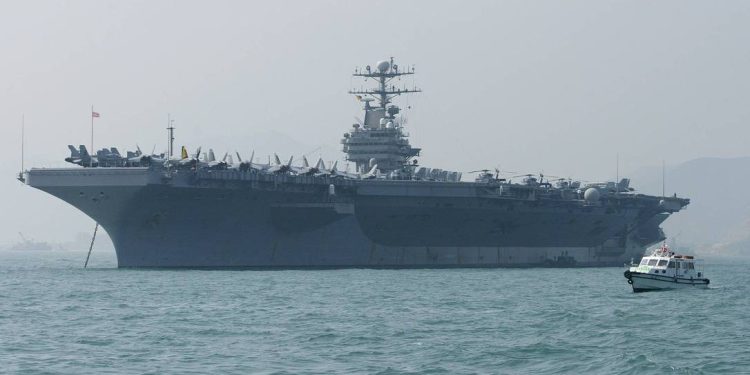 Porta-aviões USS Abraham Lincoln inicia retorno aos EUA após nove meses em missão no Oriente Médio