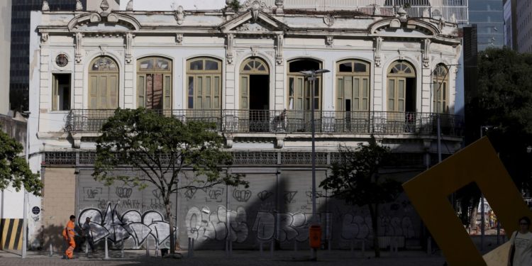 Prédio histórico que abrigou Centro Cultural Carioca vive deterioração na Praça Tiradentes