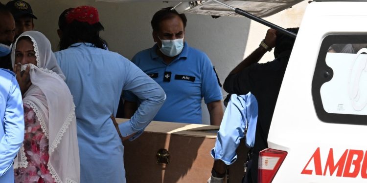 Premier do Paquistão afasta secretário-geral de Saúde e ordena investigação após incêndio que matou 14 bebês em maternidade