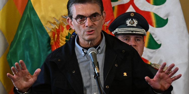 Presidente da Bolívia destitui ministro da Economia após censura do Congresso