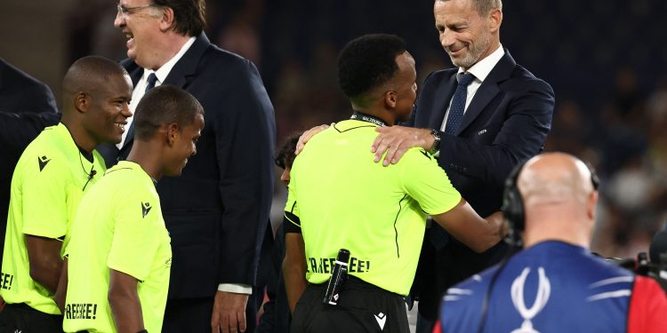 Presidente da Uefa entrega medalha ao árbitro Omar Artan, impedido de entrar nos EUA para a Copa e escolhido para a Supercopa