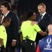 Presidente da Uefa entrega medalha ao árbitro Omar Artan, impedido de entrar nos EUA para a Copa e escolhido para a Supercopa