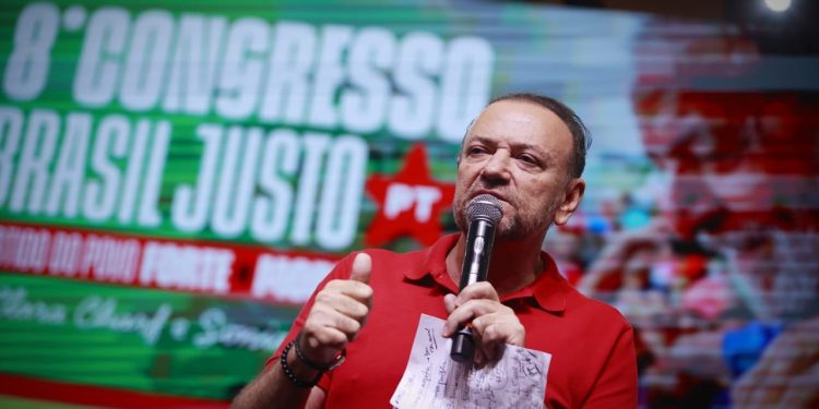 Presidente do PT diz que se Alcolumbre quiser se aproximar de Lula ele deve aprovar 6x1